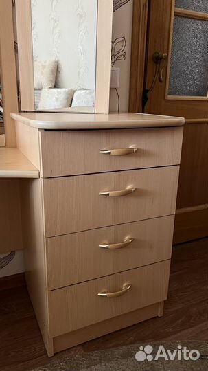 Туалетный столик с зеркалом