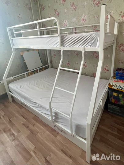 Двухярусная кровать металлическая с матрасами