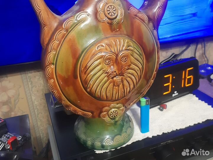 Глиняный кувшин для вина