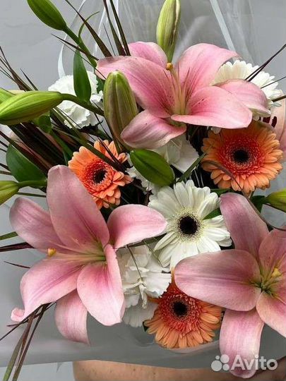 Лилии и герберы