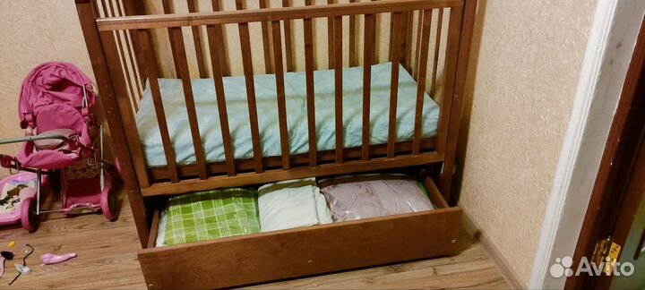 Детская кроватка с маятником