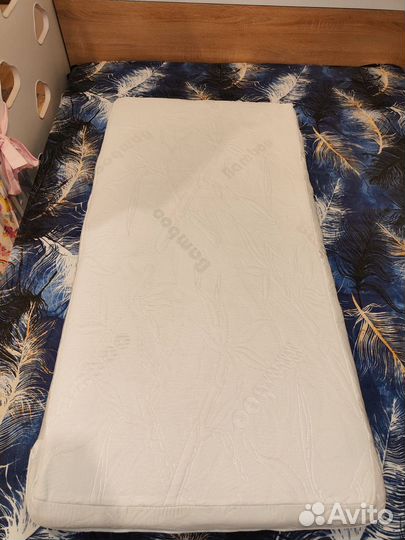 Детская кроватка с маятником