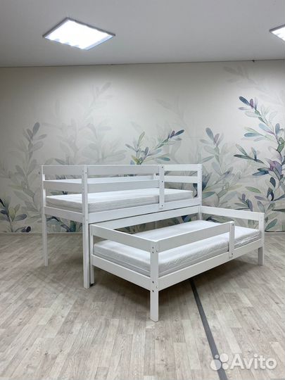 Кровать детская двухъярусная невысокая деревянная