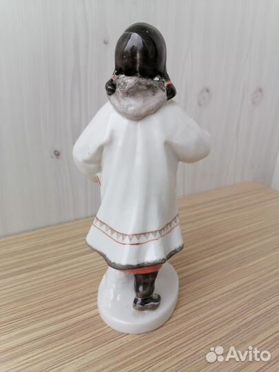 Статуэтка Якутка с цветком и книгой