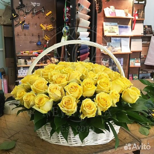 Желтые розы в коробке,корзине