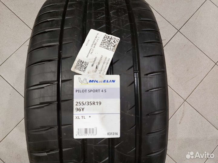 Michelin Pilot Sport 4 S 255/35 R19 96Y