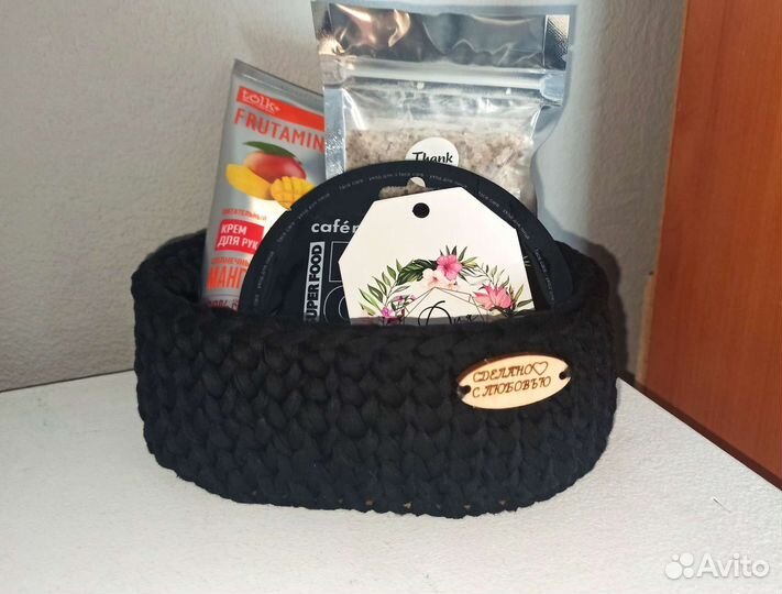 Косметика в корзинке, в одни руки