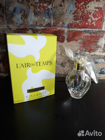 Пустые флаконы от духов Estee Lauder и Nina Ricci