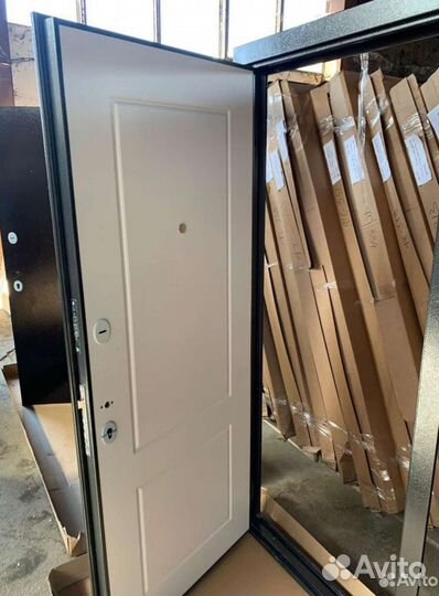 С-12. Металлическая входная дверь