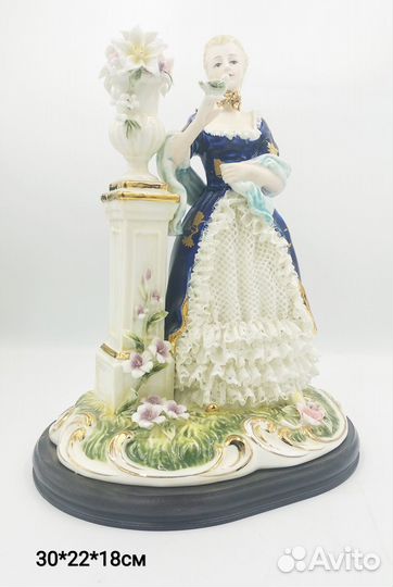 Фарфоровая статуэтка Девушка в саду, подарок