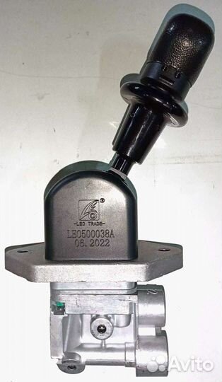 Кран ручного тормоза в кабине shacman F2000 (выход