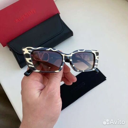 Солнцезащитные очки Valentino