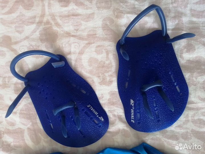 Купальник, гребки и колобашка для плавания