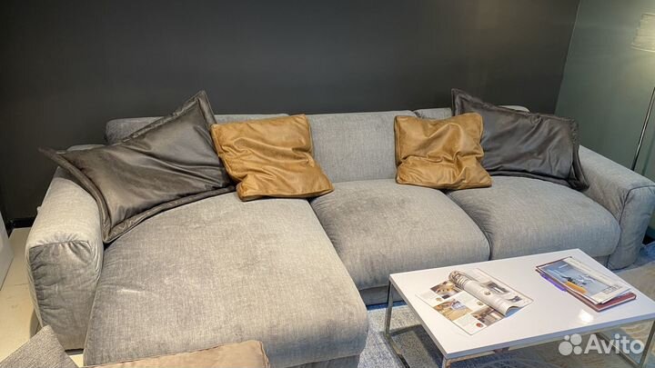 Современный диван с оттоманкой