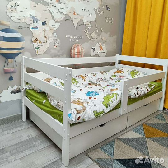 Кровать детская из массива