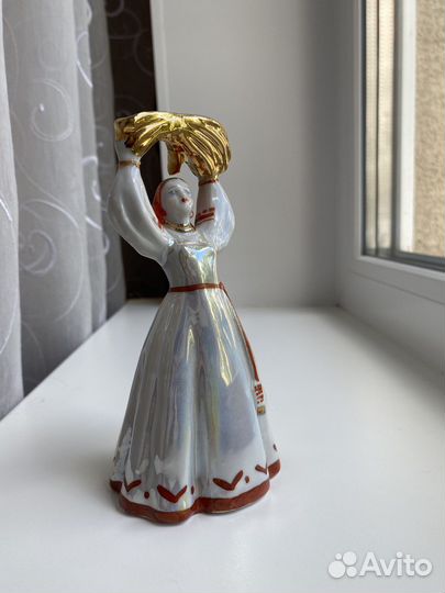 Фарфоровая статуэтка 