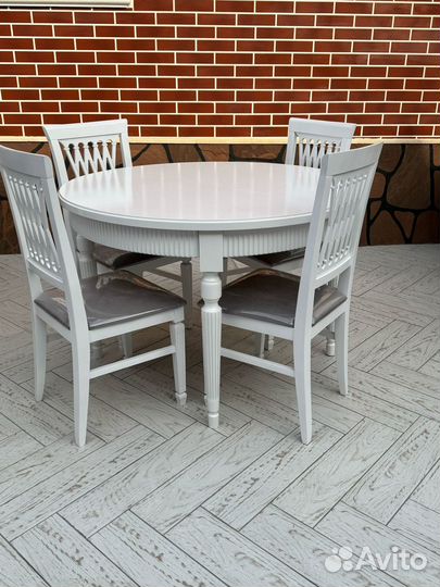 Стол и стулья
