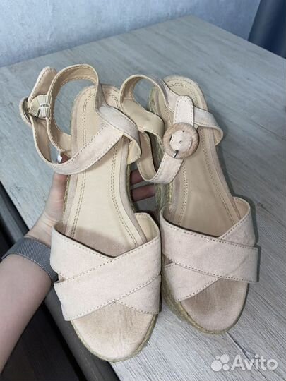 Босоножки женские на танкетке