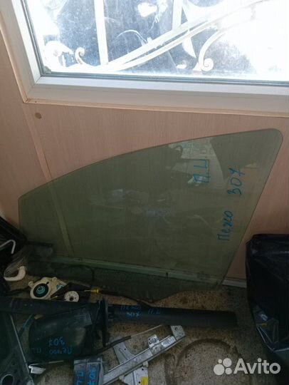 Стекло двери переднее левое Peugeot 307 TU5JP4