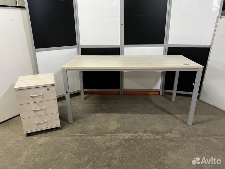Стол 160х75х76 с тумбой. Офисная мебель