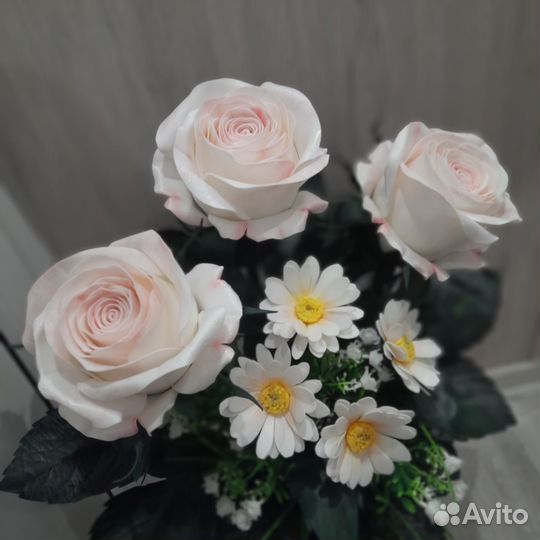 Букет роз с ромашкой