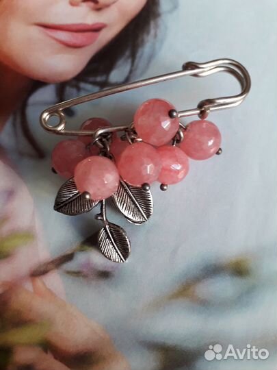 Очаровательная брошь с натуральными камнями