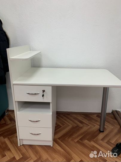 Маникюрный стол