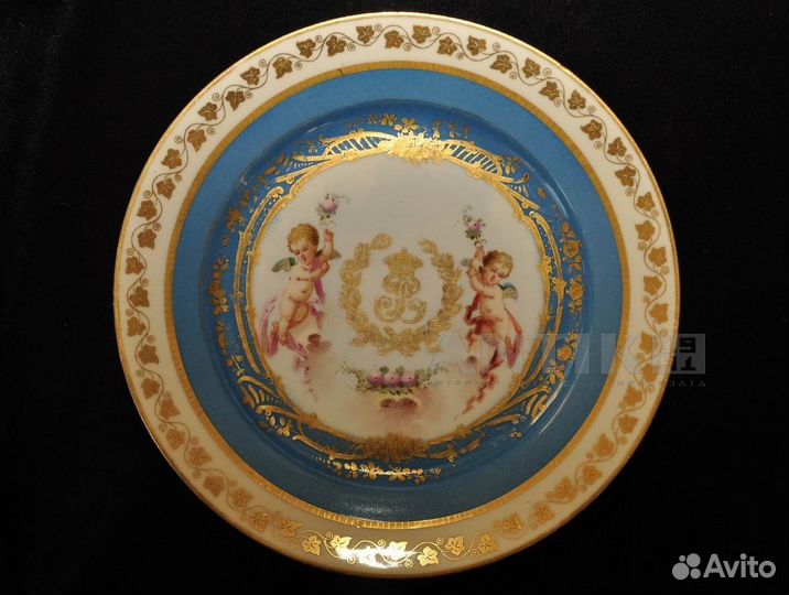 Старинная расписная тарелка из фарфора