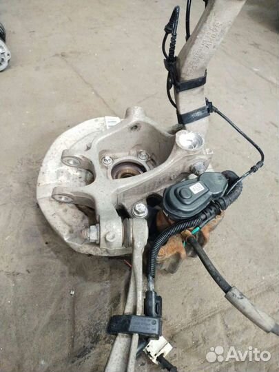 Кулак задний с суппортом BMW F10 F11 F25