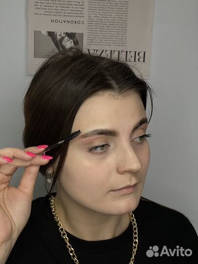 Модель на брови