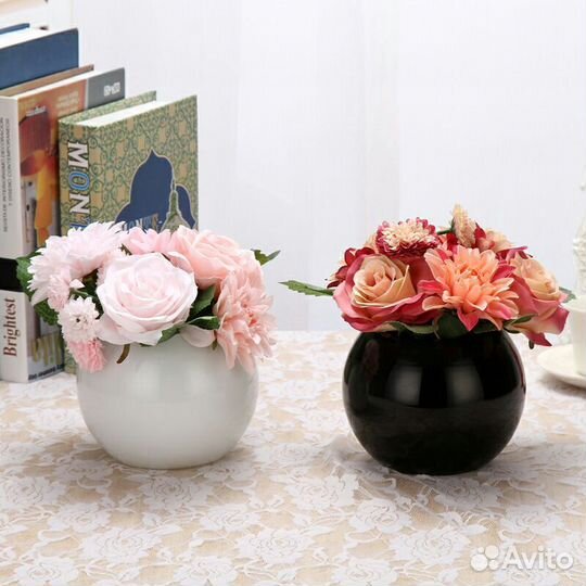 Белая стеклянная ваза шар