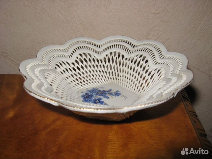 Подставка под торт вращается дерево