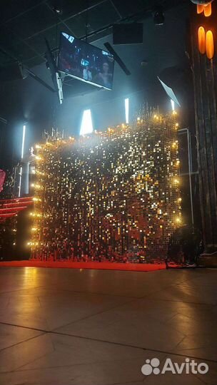 Золотая фотозона с лампочками