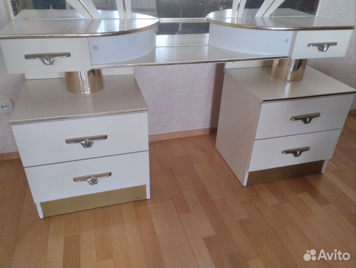 Туалетный столик с зеркалом и подсветкой