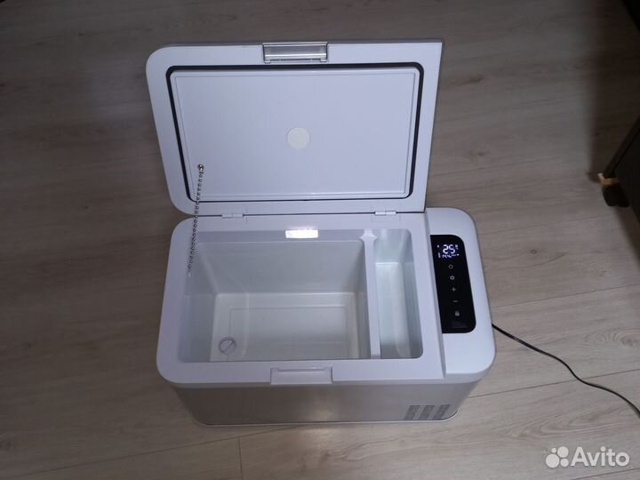 Автомобильный холодильник компрессорный 12/24/220v