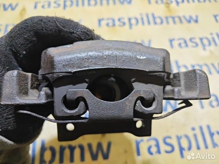 Суппорт задний левый Bmw 5-Series E39 M54B25 2002