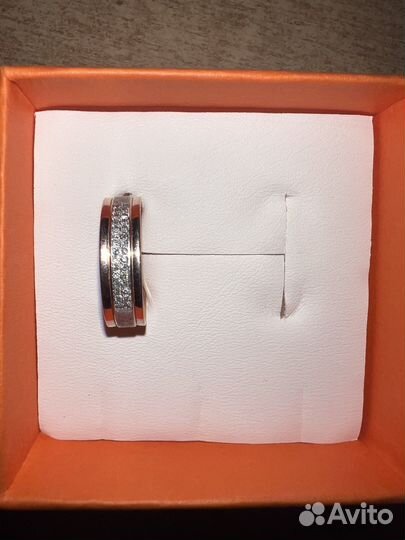 Золотое кольцо с бриллиантом