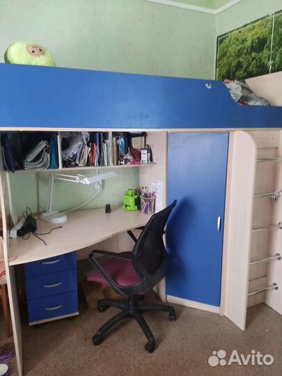 Детская кровать чердак со столом и шкафом