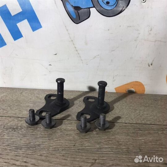 Фиксатор замка крышки багажника Land Rover Discov