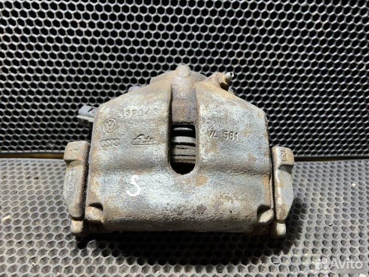 Суппорта передняя Audi Q3