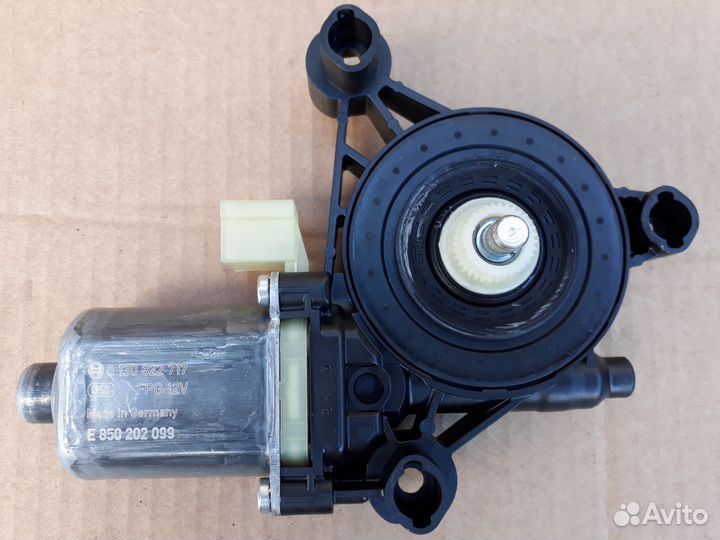 Мотор стеклоподъемника передний Skoda Octavia A7