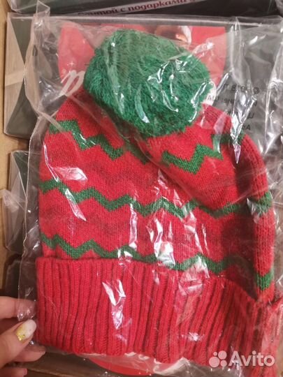 Кока кола шапка и ёлочные украшения