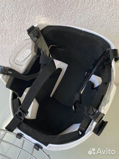 Хоккейный шлем