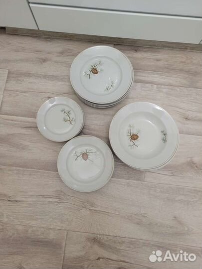 Столовый набор тарелок