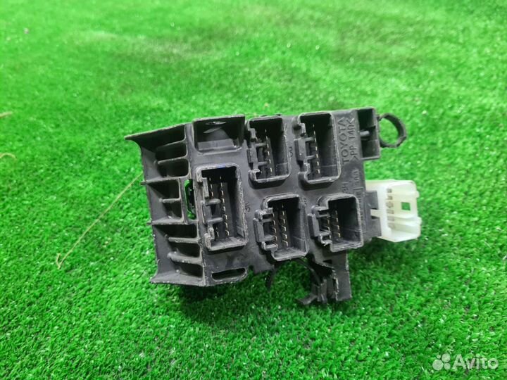 Блок предохранителей Toyota Avensis t250 Авенси