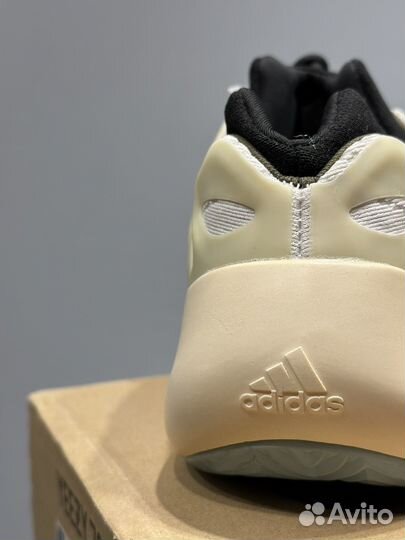 Кроссовки adidas yeezy boost 700