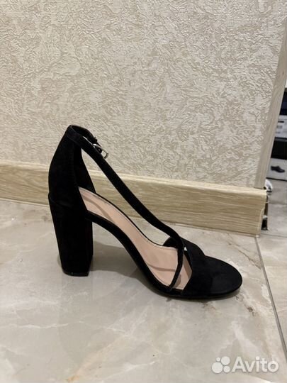 Босоножки на каблуке