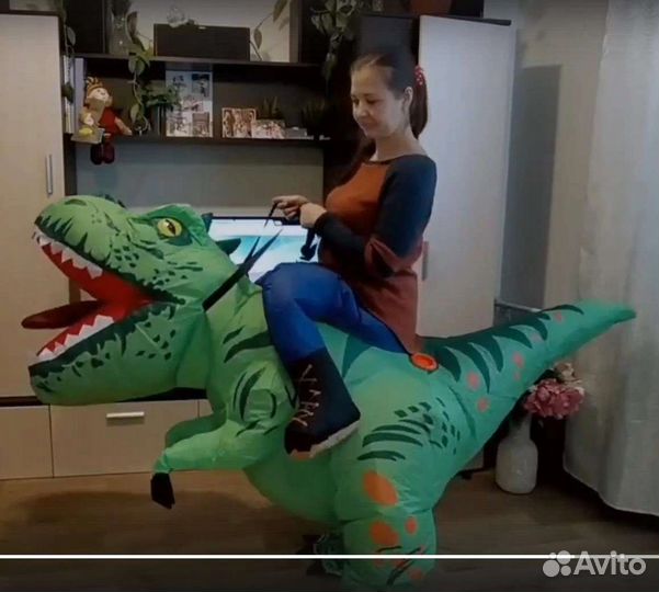 Надувной костюм всадника на динозавре