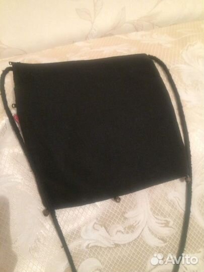 Женская сумка через плечо с вышивкой и пайетками