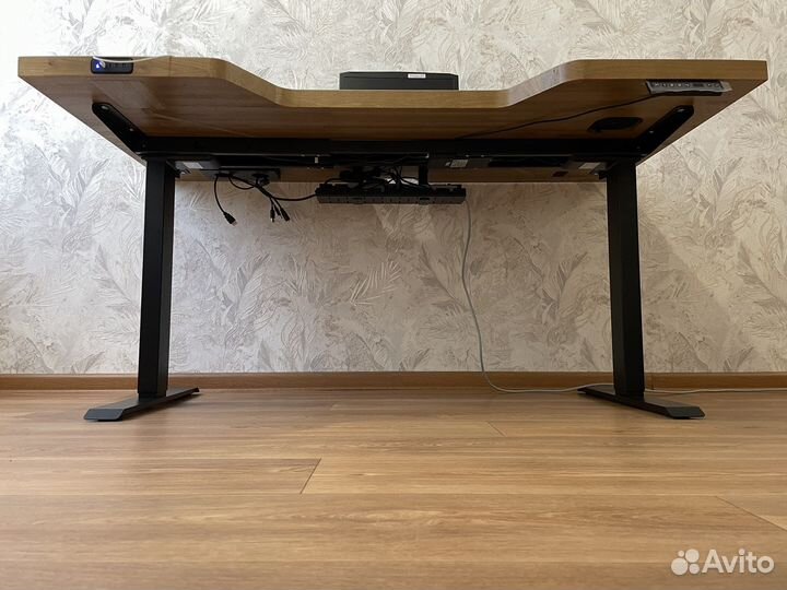 Стол встроенной электроникой из Дуба